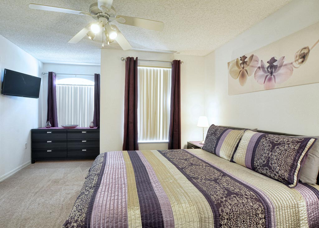 Queen size bedroom with shared en suite - downstairs